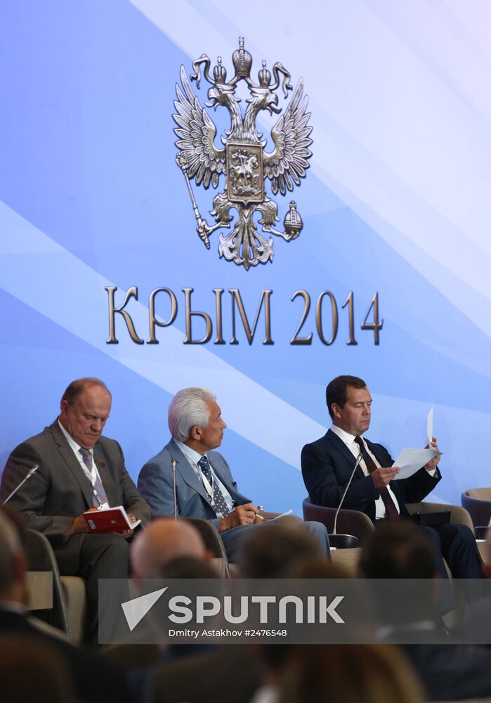 August 14, 2014. Russian Prime Minister Dmitry Medvedev, right, at a meeting with members of State Duma parliamentary parties in Yalta. From left: Communist Party leader Gennady Zyuganov, United Russia leader Vladimir Vasilyev. Location: Russia, Crimean Federal District, Yalta. Author: Dmitry Astakhov/Sputnik. Vladimir Putin's working visit to Crimean Federal District. Day Two