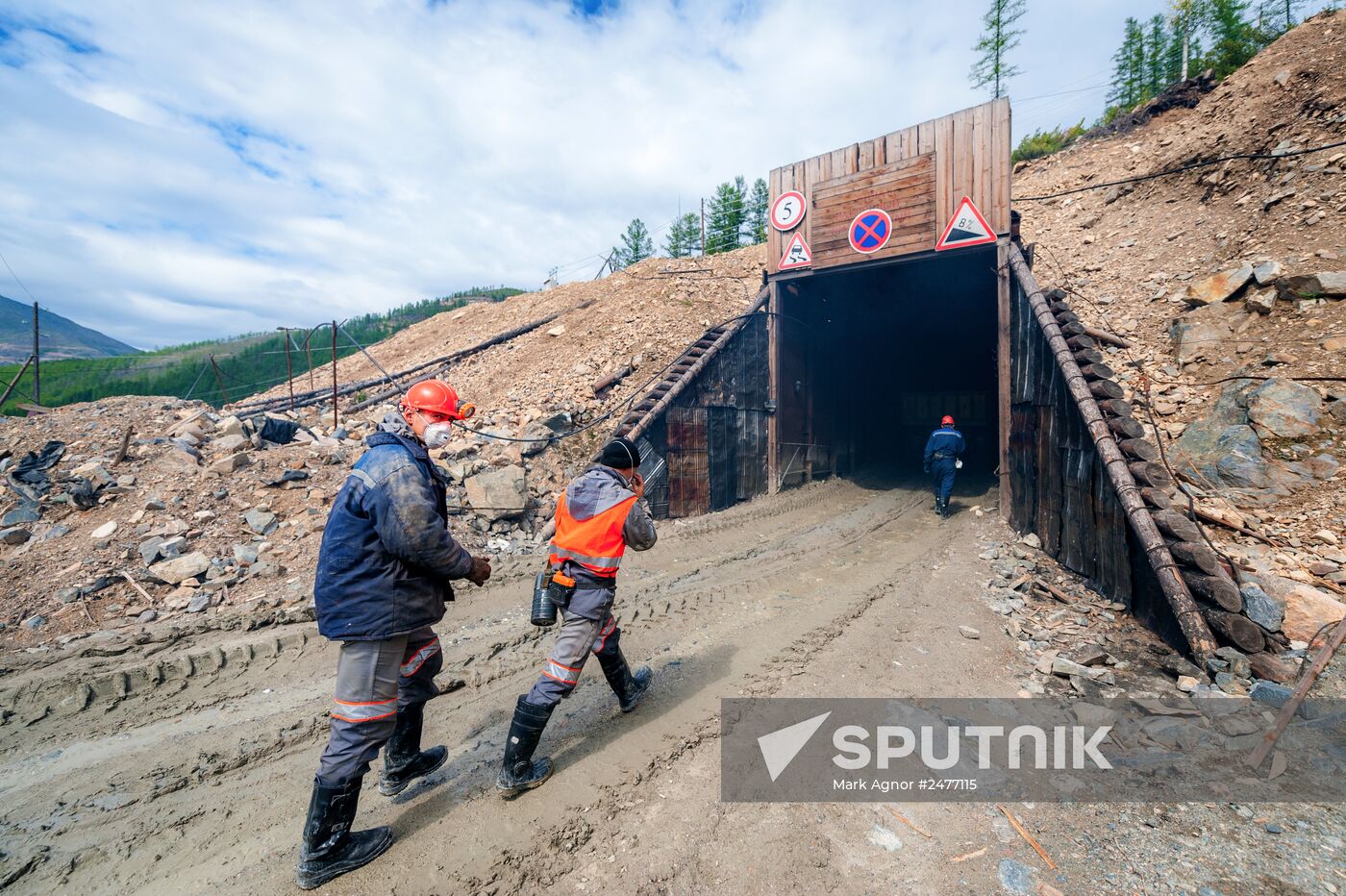 Gold mining in Irokinda mine, Buryatia