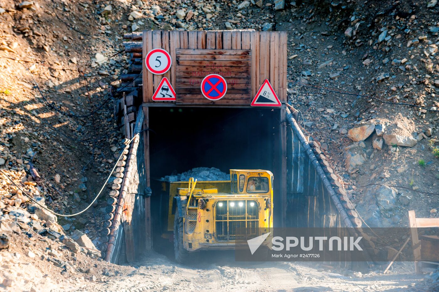 Gold mining in Irokinda mine, Buryatia