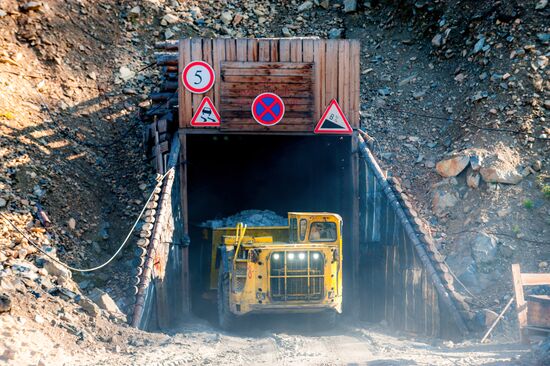 Gold mining in Irokinda mine, Buryatia