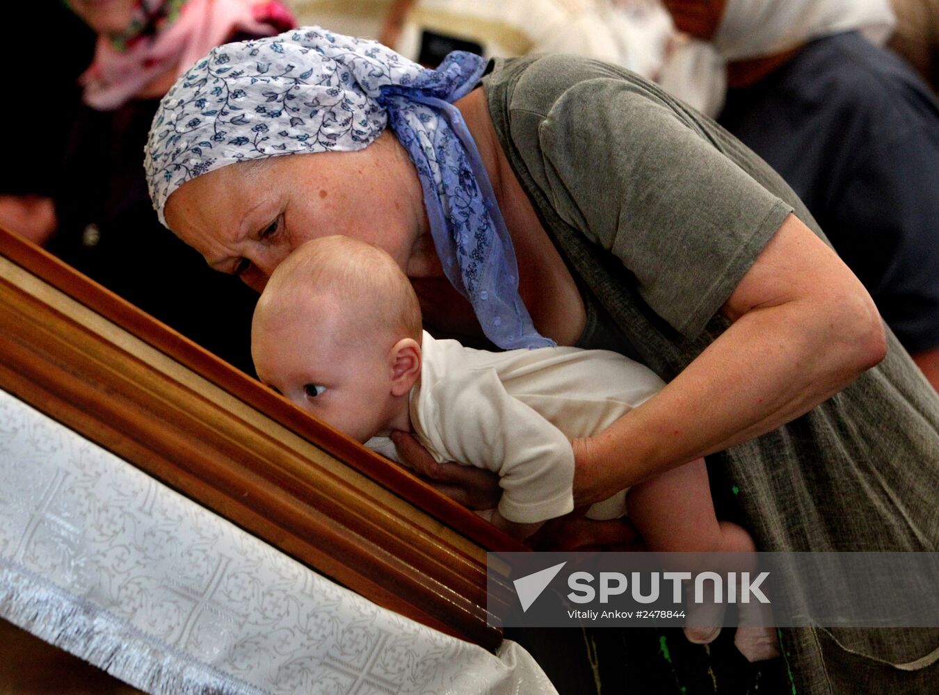 Orthodox Christians celebrate Savior of the Apple Feast Day