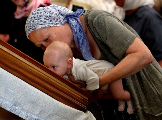 Orthodox Christians celebrate Savior of the Apple Feast Day