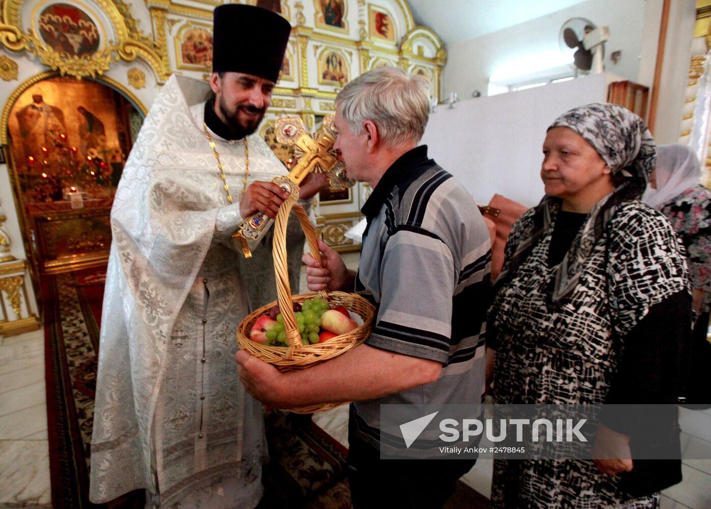 Orthodox Christians celebrate Savior of the Apple Feast Day