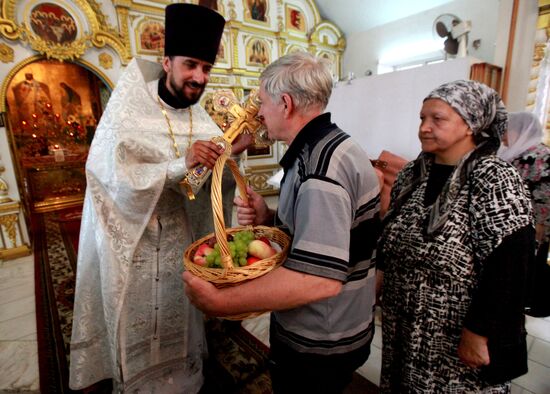Orthodox Christians celebrate Savior of the Apple Feast Day