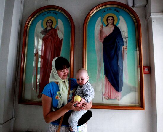 Orthodox Christians celebrate Savior of the Apple Feast Day