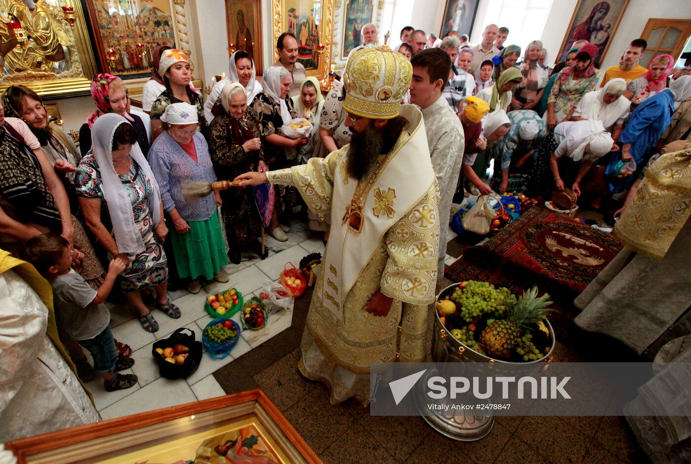 Orthodox Christians celebrate Savior of the Apple Feast Day