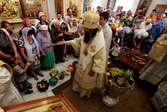 Orthodox Christians celebrate Savior of the Apple Feast Day