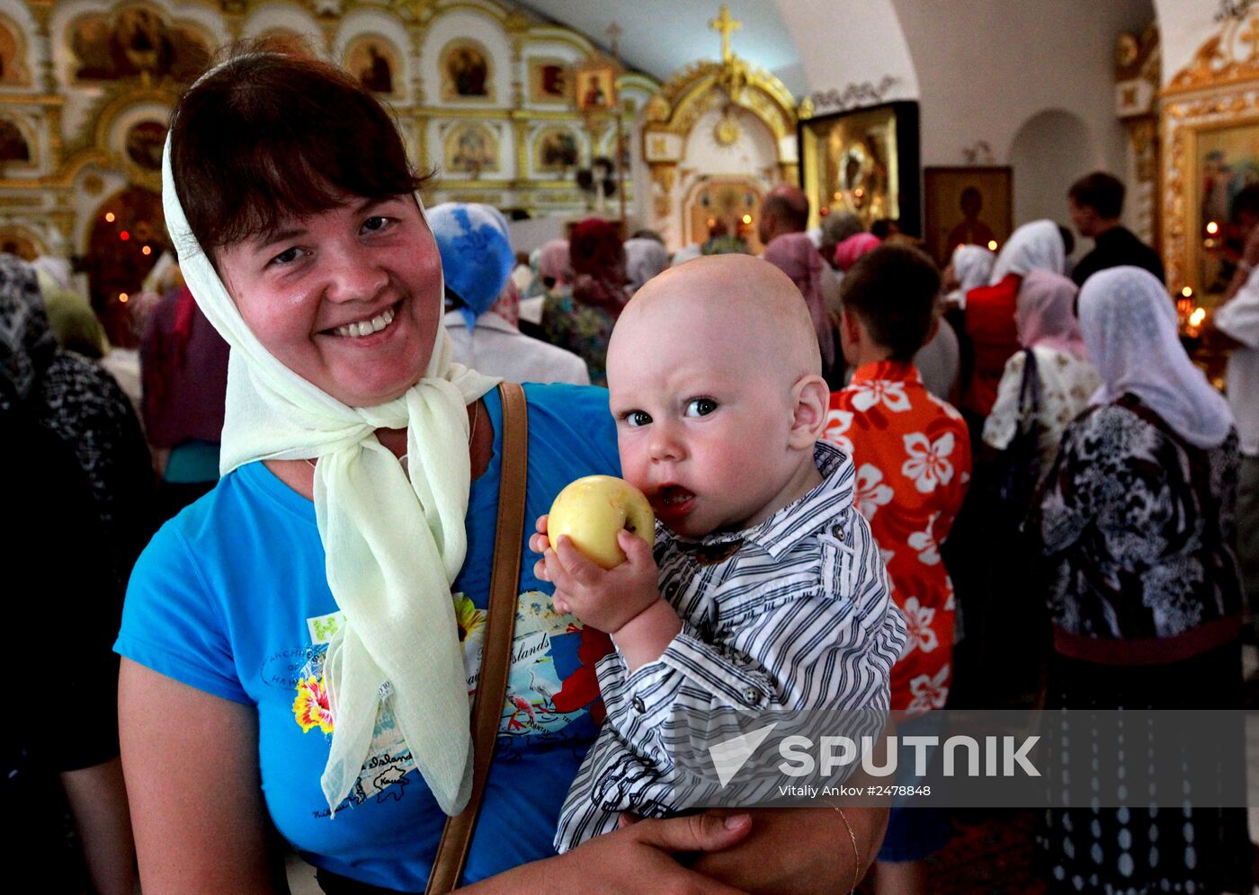 Orthodox Christians celebrate Savior of the Apple Feast Day