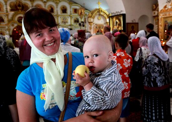 Orthodox Christians celebrate Savior of the Apple Feast Day