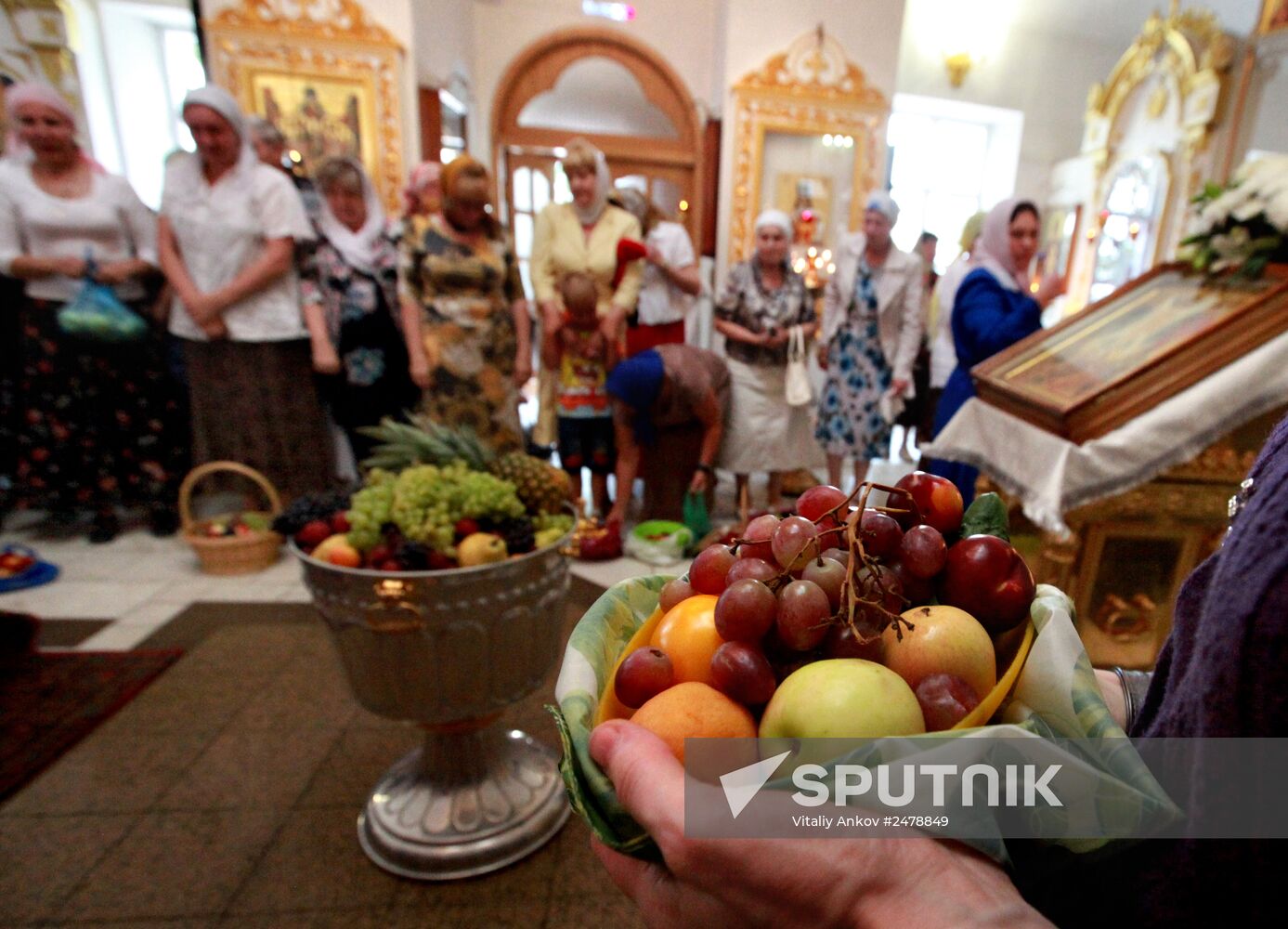 Orthodox Christians celebrate Savior of the Apple Feast Day