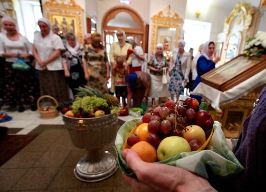 Orthodox Christians celebrate Savior of the Apple Feast Day