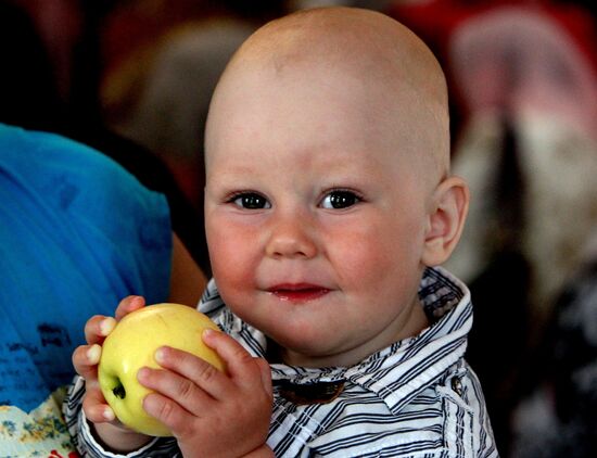 Orthodox Christians celebrate Savior of the Apple Feast Day