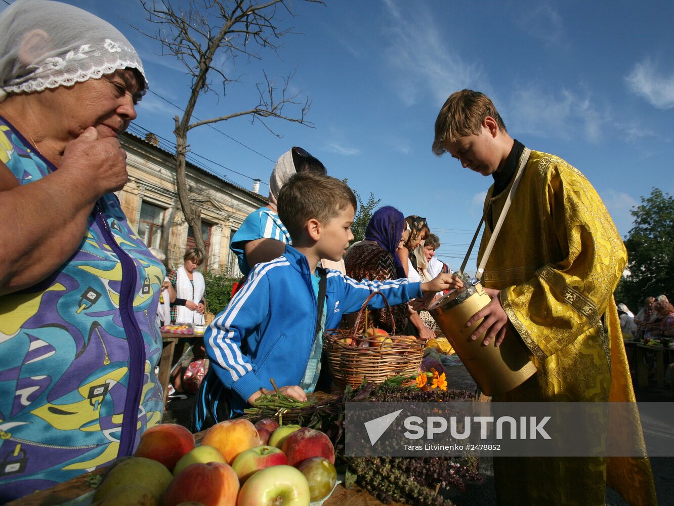 Orthodox Christians celebrate Savior of the Apple Feast Day