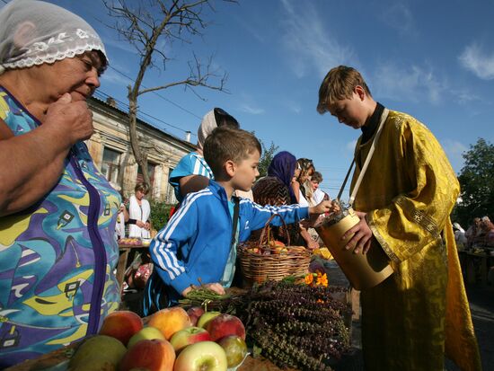 Orthodox Christians celebrate Savior of the Apple Feast Day