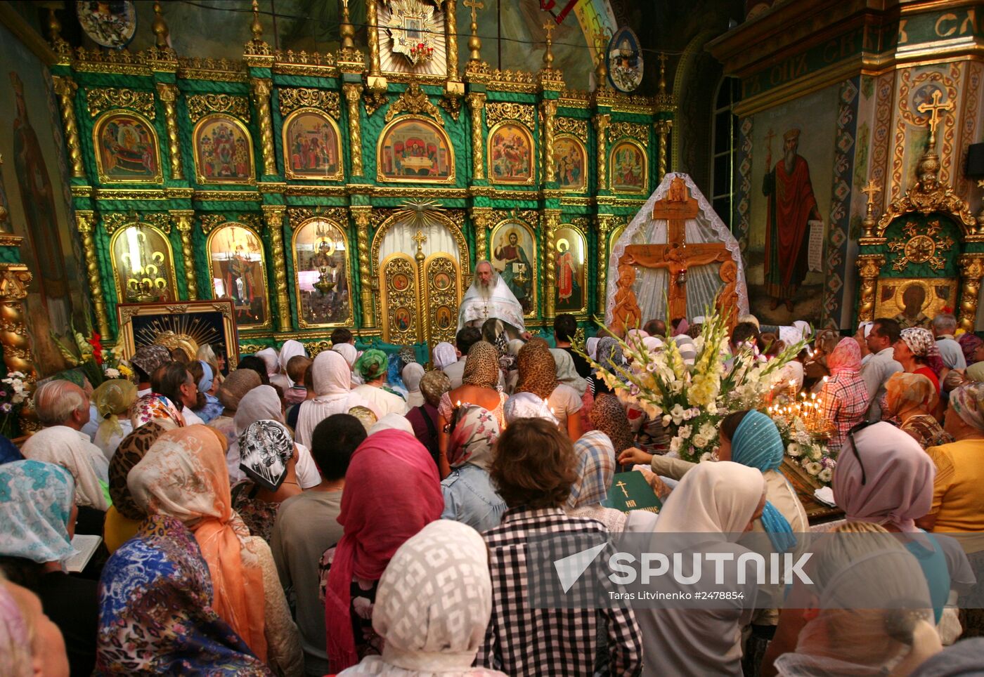 Orthodox Christians celebrate Savior of the Apple Feast Day