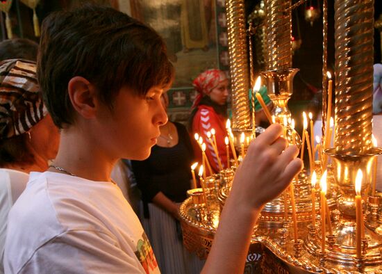 Orthodox Christians celebrate Savior of the Apple Feast Day