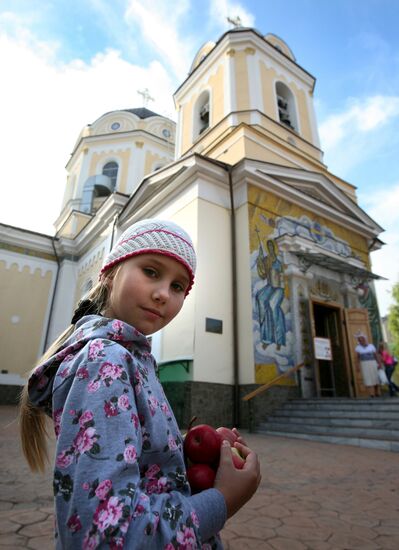 Orthodox Christians celebrate Savior of the Apple Feast Day