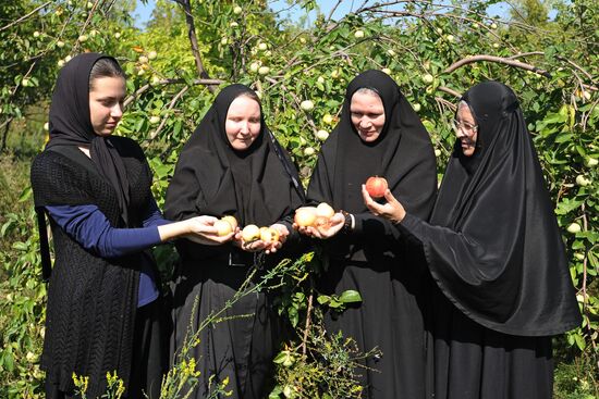 Orthodox Christians celebrate Savior of the Apple Day Feast