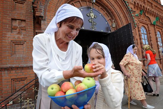 Orthodox Christians celebrate Savior of the Apple Day Feast