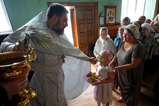 Orthodox Christians celebrate Savior of the Apple Day Feast