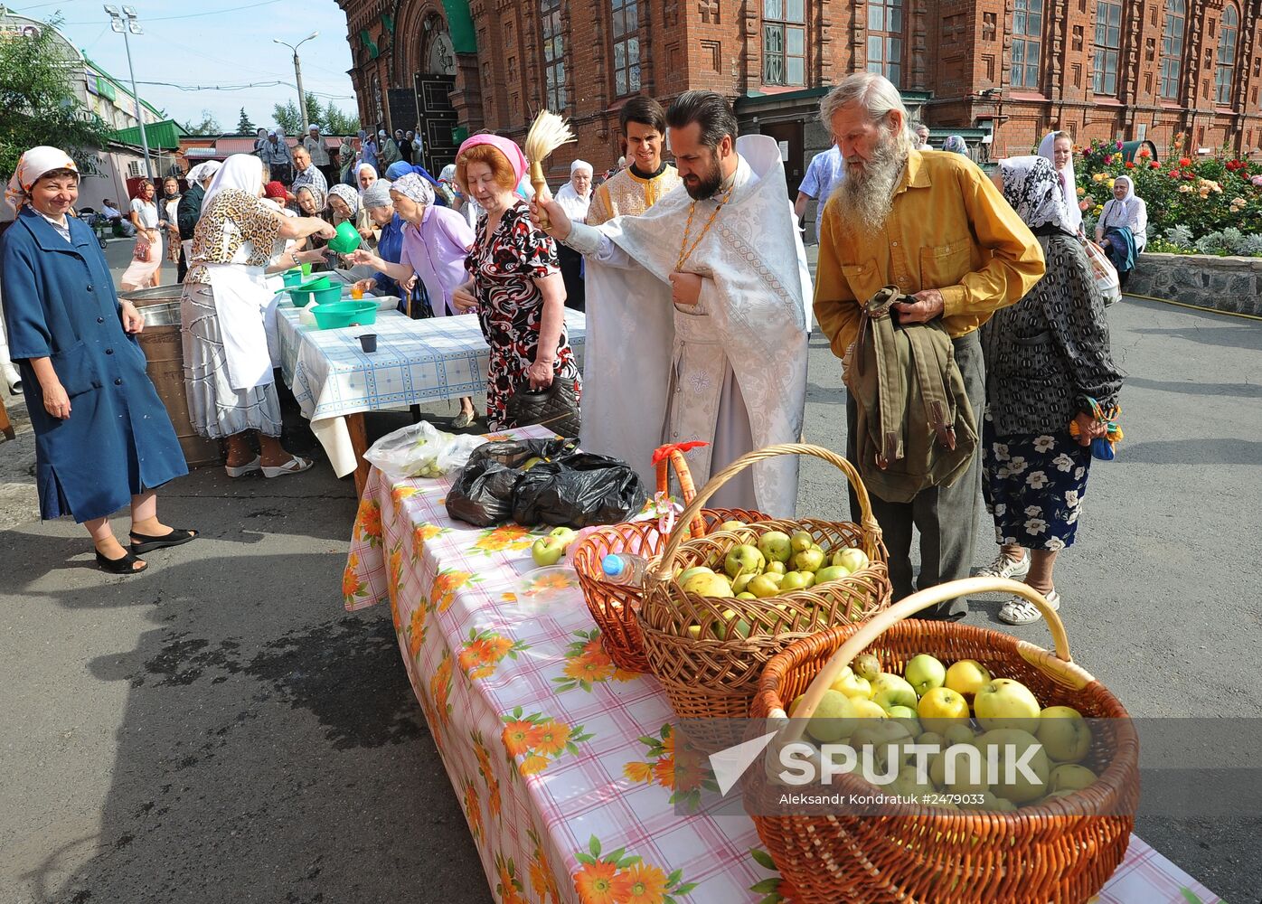 Orthodox Christians celebrate Savior of the Apple Day Feast