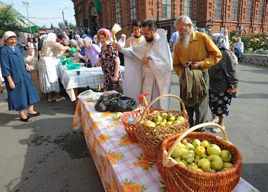 Orthodox Christians celebrate Savior of the Apple Day Feast