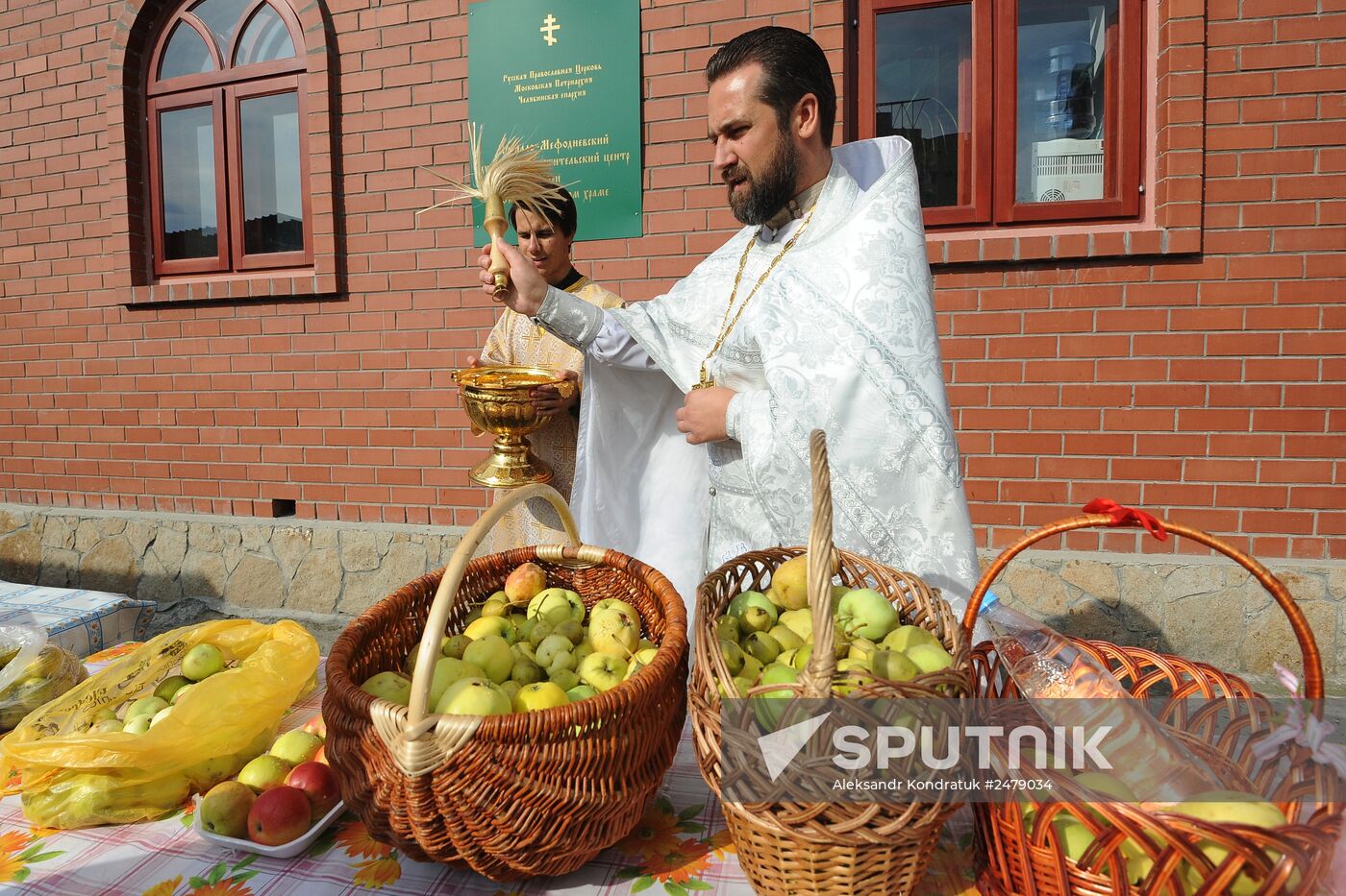 Orthodox Christians celebrate Savior of the Apple Day Feast