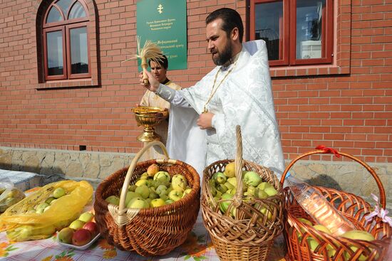 Orthodox Christians celebrate Savior of the Apple Day Feast
