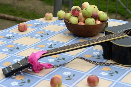 Orthodox Christians celebrate Savior of the Apple Day Feast