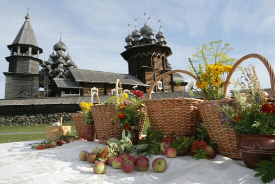 Orthodox Christians celebrate Savior of the Apple Day Feast