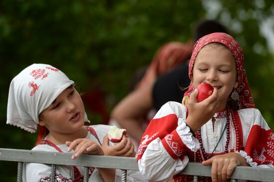 Orthodox Christians celebrate Savior of the Apple Day Feast