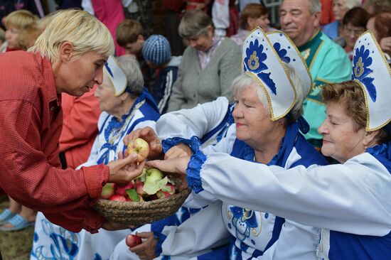 Orthodox Christians celebrate Savior of the Apple Day Feast