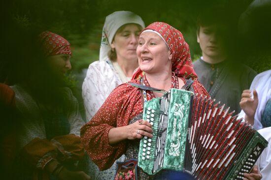 Orthodox Christians celebrate Savior of the Apple Day Feast