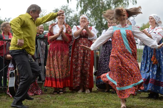 Orthodox Christians celebrate Savior of the Apple Day Feast