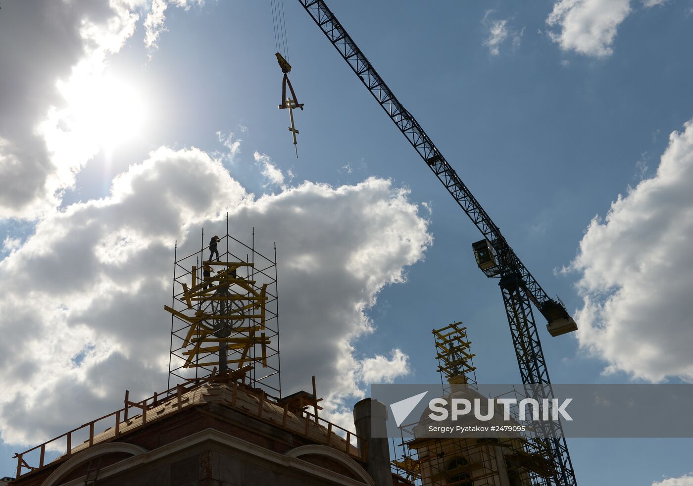 Crosses rise on Transfiguration Church in Moscow