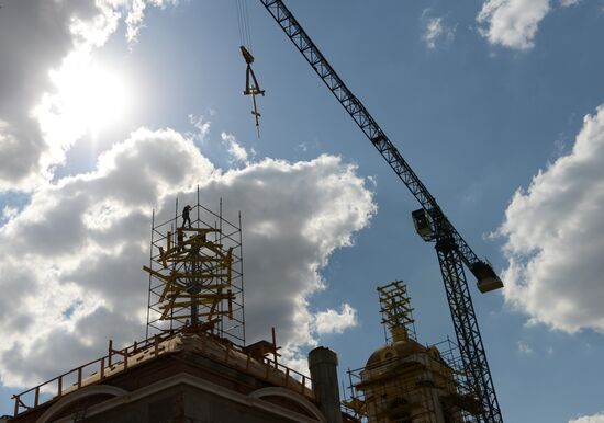 Crosses rise on Transfiguration Church in Moscow