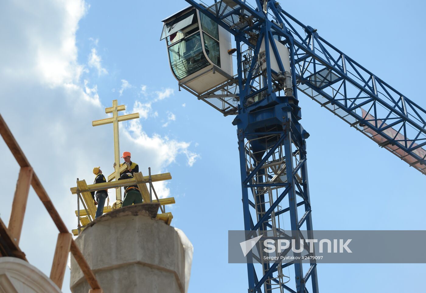 Crosses rise on Transfiguration Church in Moscow