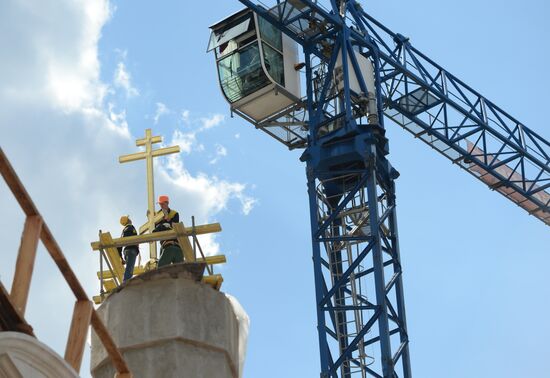 Crosses rise on Transfiguration Church in Moscow