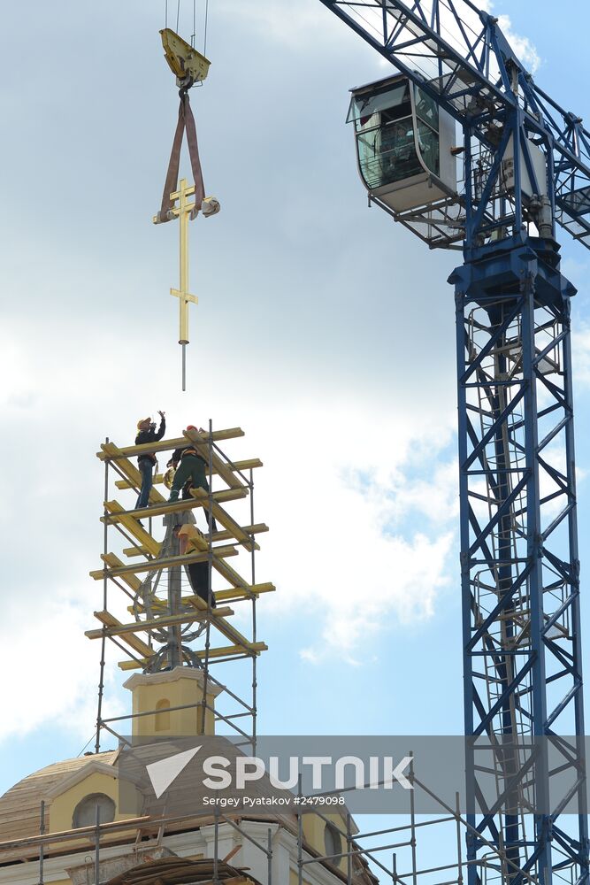 Crosses rise on Transfiguration Church in Moscow