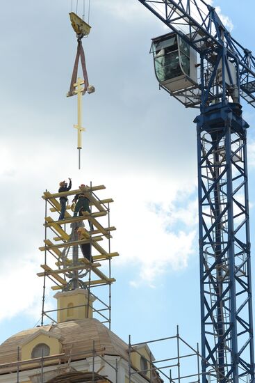 Crosses rise on Transfiguration Church in Moscow