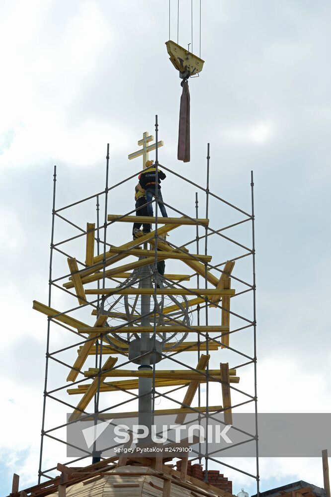 Crosses rise on Transfiguration Church in Moscow
