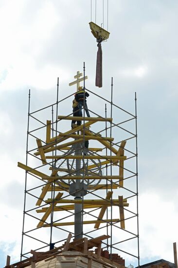 Crosses rise on Transfiguration Church in Moscow
