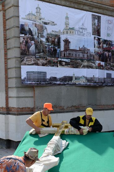 Crosses rise on Transfiguration Church in Moscow