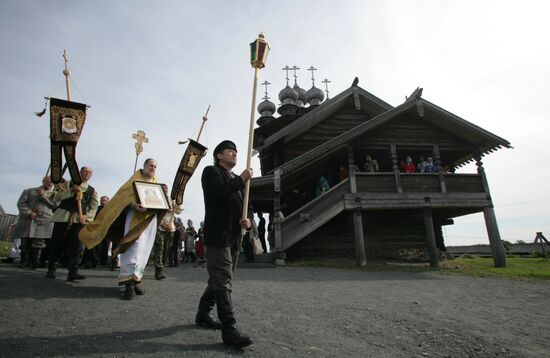 Orthodox Christians celebrate Savior of the Apple Feast Day