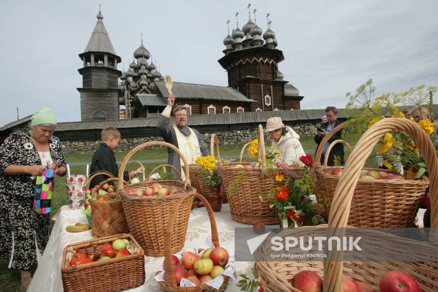 Orthodox Christians celebrate Savior of the Apple Feast Day