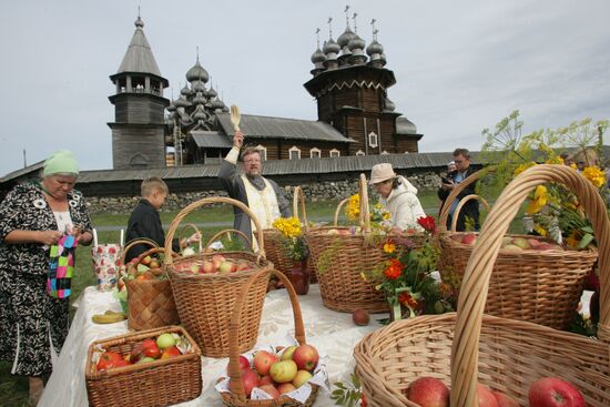 Orthodox Christians celebrate Savior of the Apple Feast Day