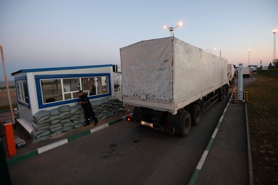 First trucks carrying humanitarian aid for Ukraine at Donetsk checkpoint