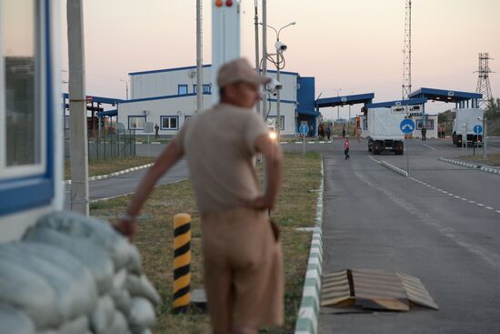 First trucks carrying humanitarian aid for Ukraine at Donetsk checkpoint