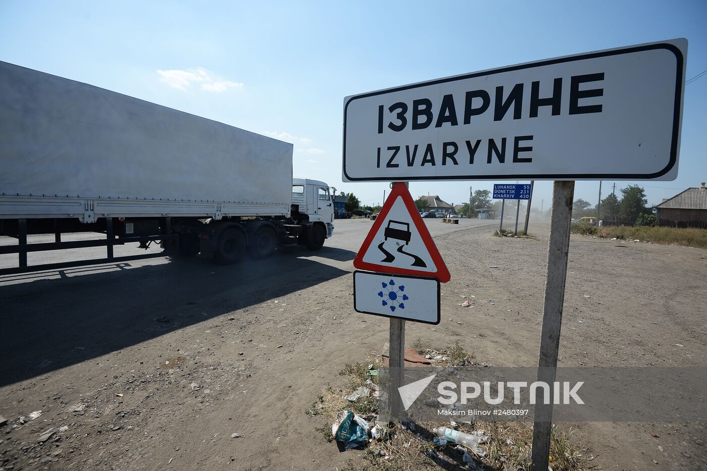 Russia's humanitarian aid convoy leaves Izvarino border crossing point, moves to Lugansk