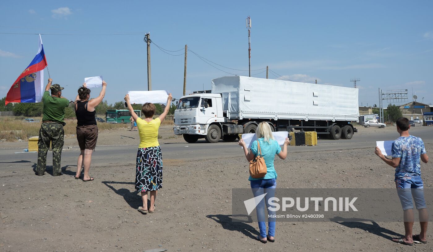 Russia's humanitarian aid convoy leaves Izvarino border crossing point, moves to Lugansk
